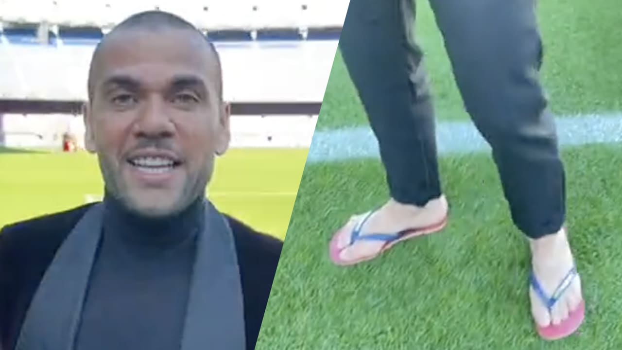 Dani Alves verschijnt op teenslippers bij Barcelona-presentatie