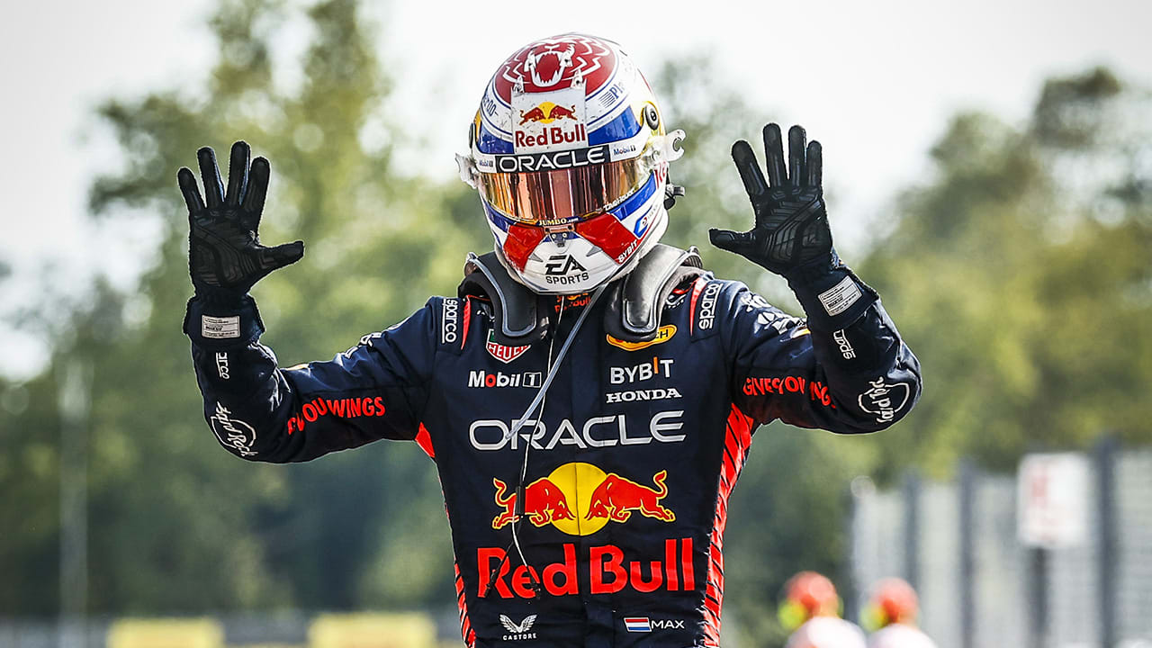 Max Verstappen vestigt record met tiende opeenvolgende Formule 1-overwinning