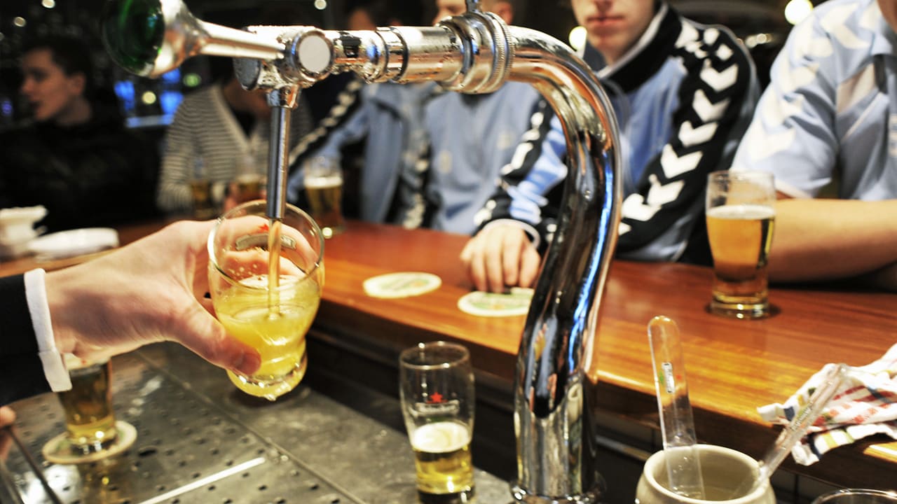 Kabinet overweegt alcoholverbod in sportkantines