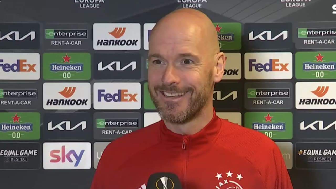 Fans genieten van interview Ten Hag in zijn beste Engels: 'Is dit de TV Kantine?'