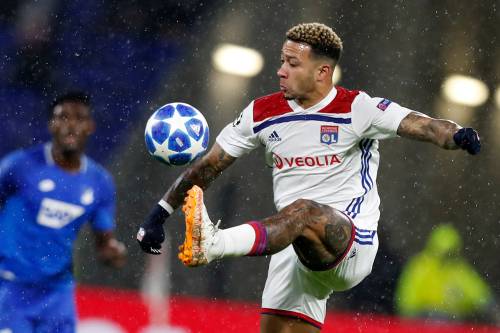 Lyon wint met tien man van Saint-Etienne