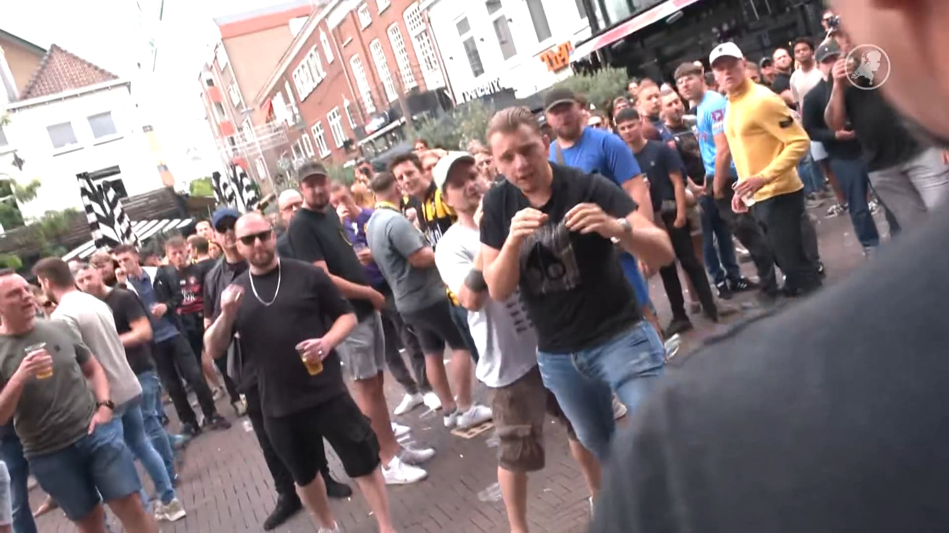 Vitesse-supporters richten hun woede op aanwezige pers: 'Opkankeren'