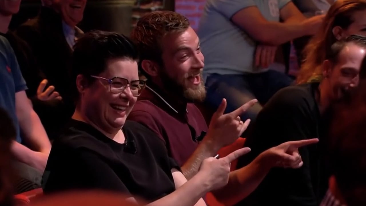 CLASSIC: De mannen zetten doventolk aan het werk: 'Pijpen!'