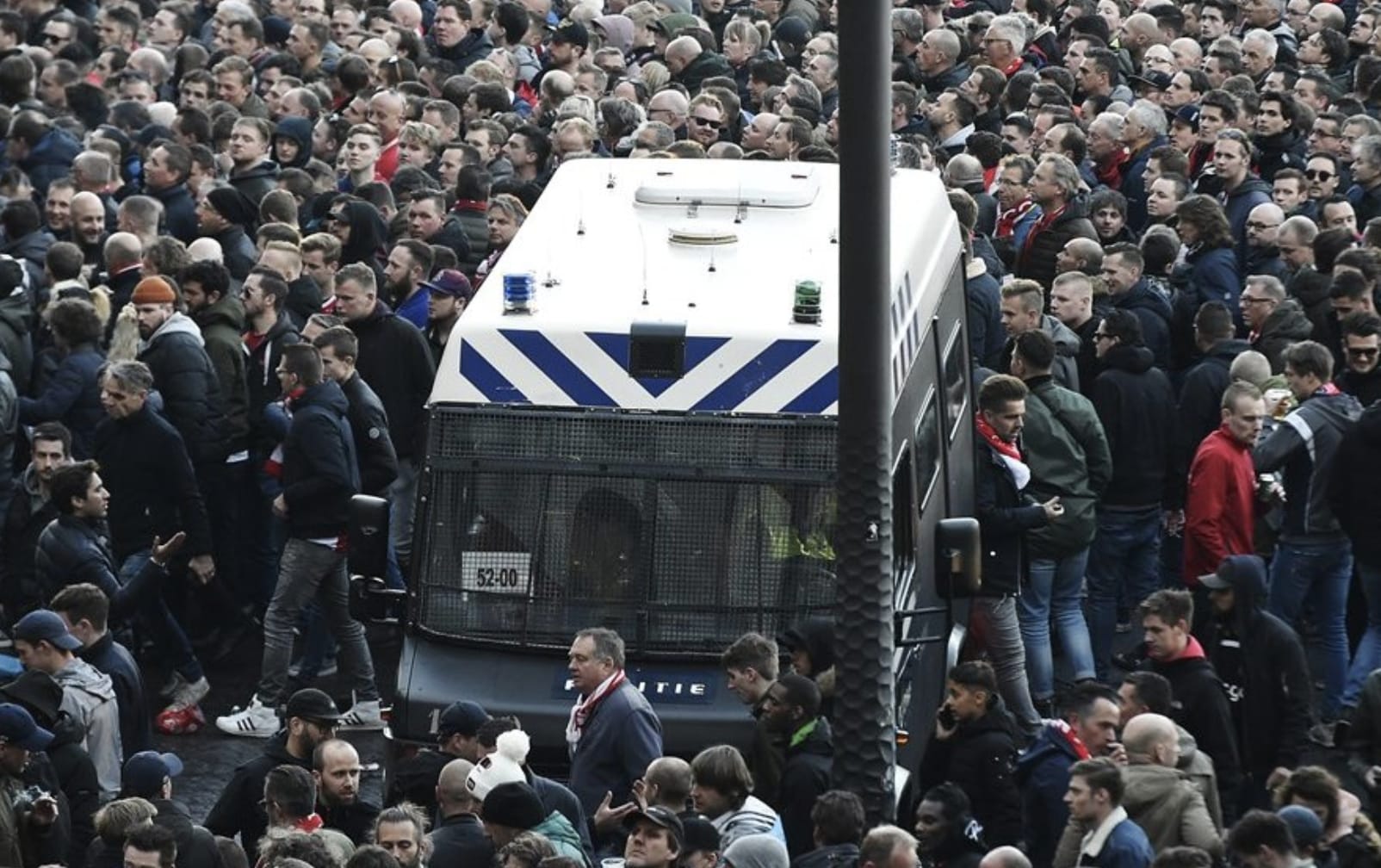 14 fans zitten nog vast na ongeregeldheden in Amsterdam
