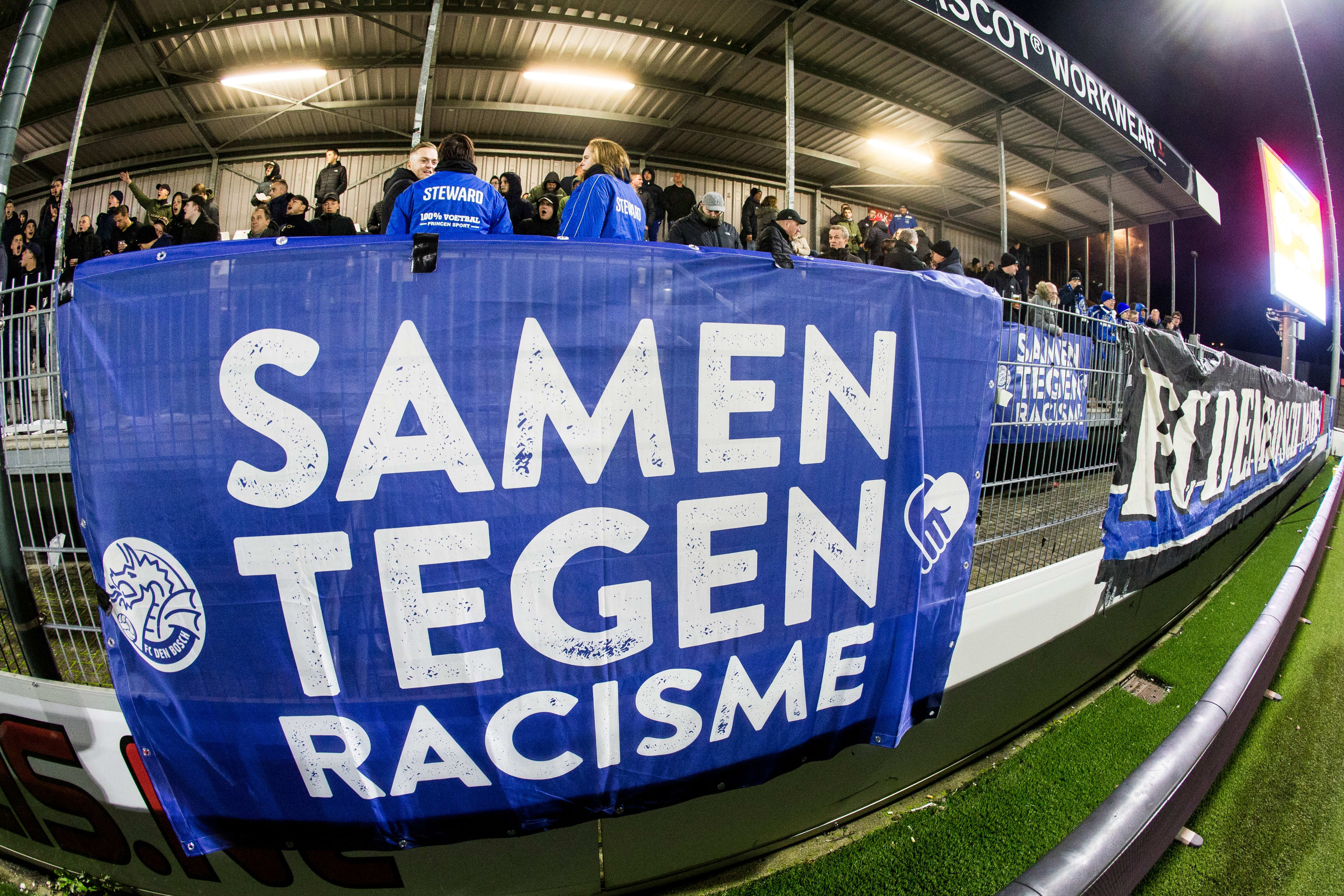 Kamer: vervolging na racisme in stadion moet beter