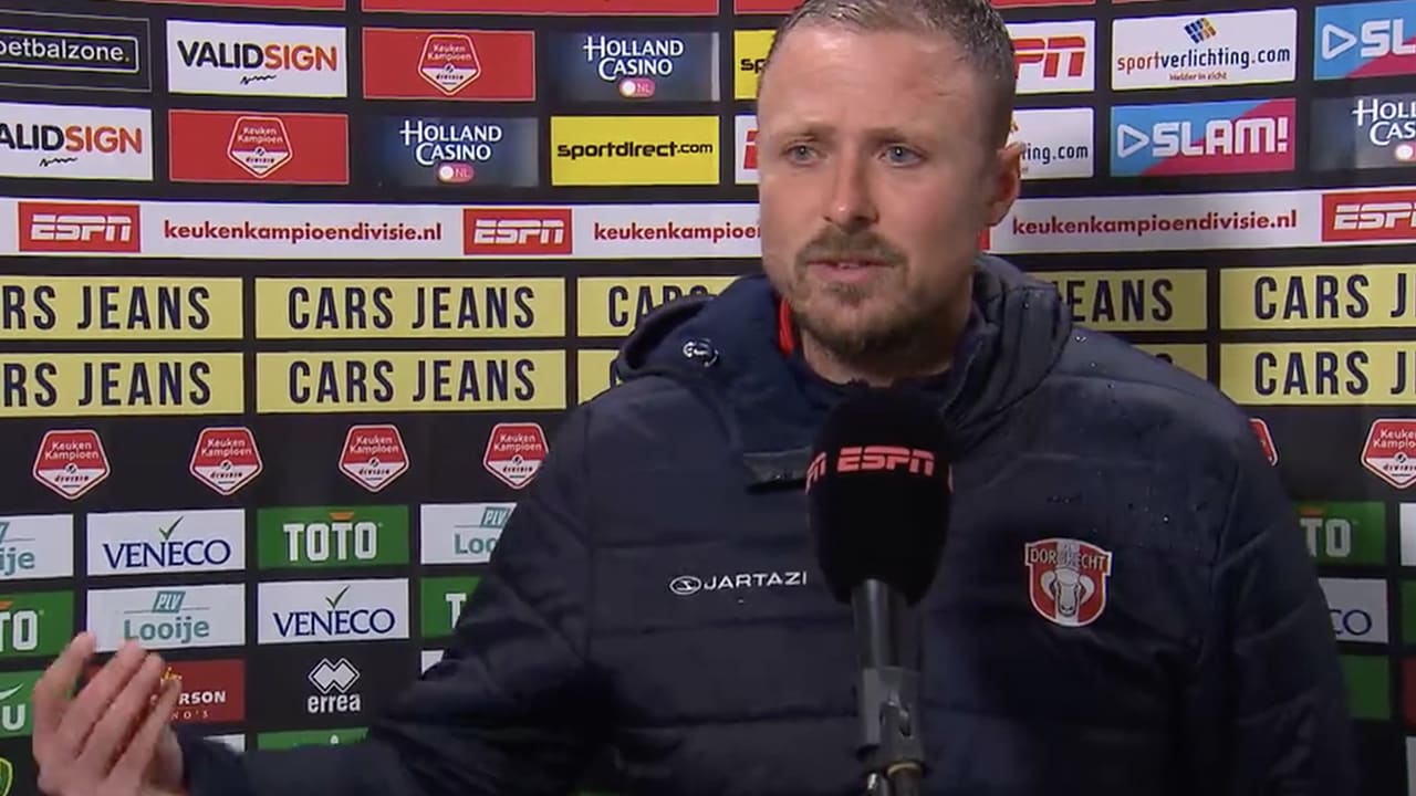 VIDEO: FC Dordrecht-trainer Santoni slaat bord doormidden na pijnlijke afgang