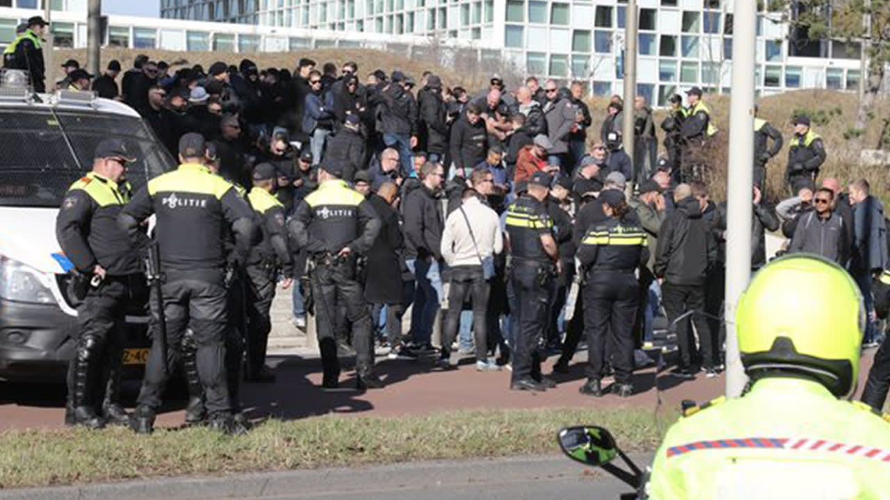 Ajax-supporters demonstreren op woonboulevard: 'Dit heeft geen zin'