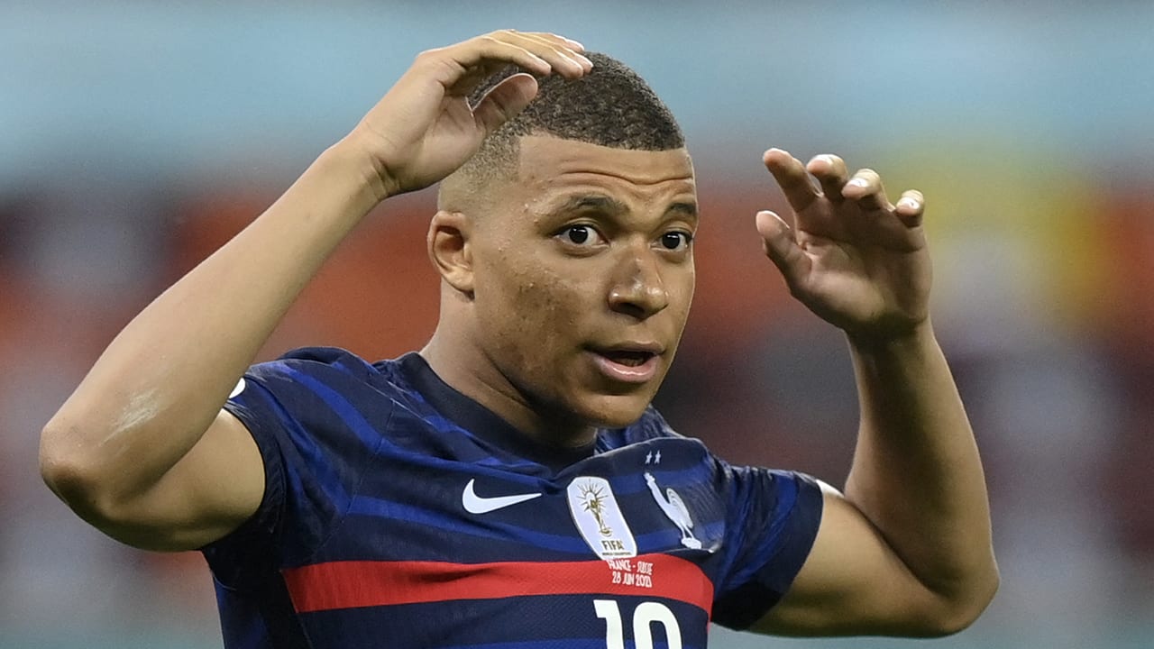 'Paris Saint-Germain moet Mbappé het hele jaar op de bank laten zitten'