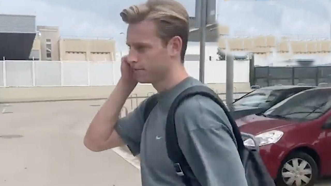 'Frenkie de Jong gespot op vliegveld; middenvelder onderweg naar Engeland'