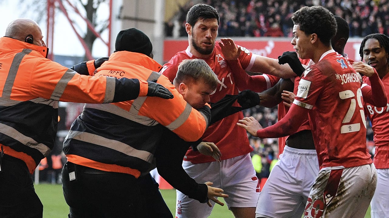 VIDEO: Leicester City-fan valt spelers van Nottingham Forest aan na tegendoelpunt