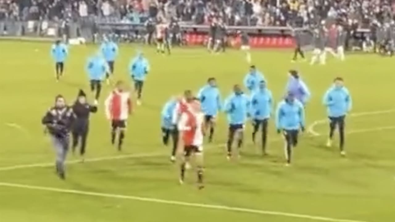 Video: camera-technicus gaat vol onderuit bij feestvierende Feyenoord-spelers