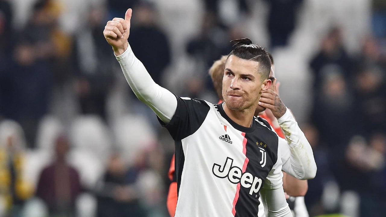 Ronaldo en vriendin trekken sprintjes op oprijlaan