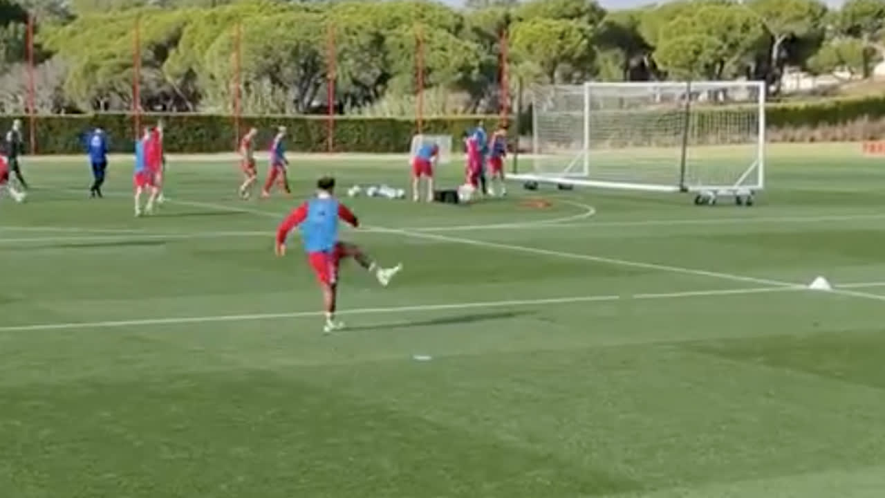 Martínez maakt magisch doelpunt vanachter het doel tijdens trainingskamp