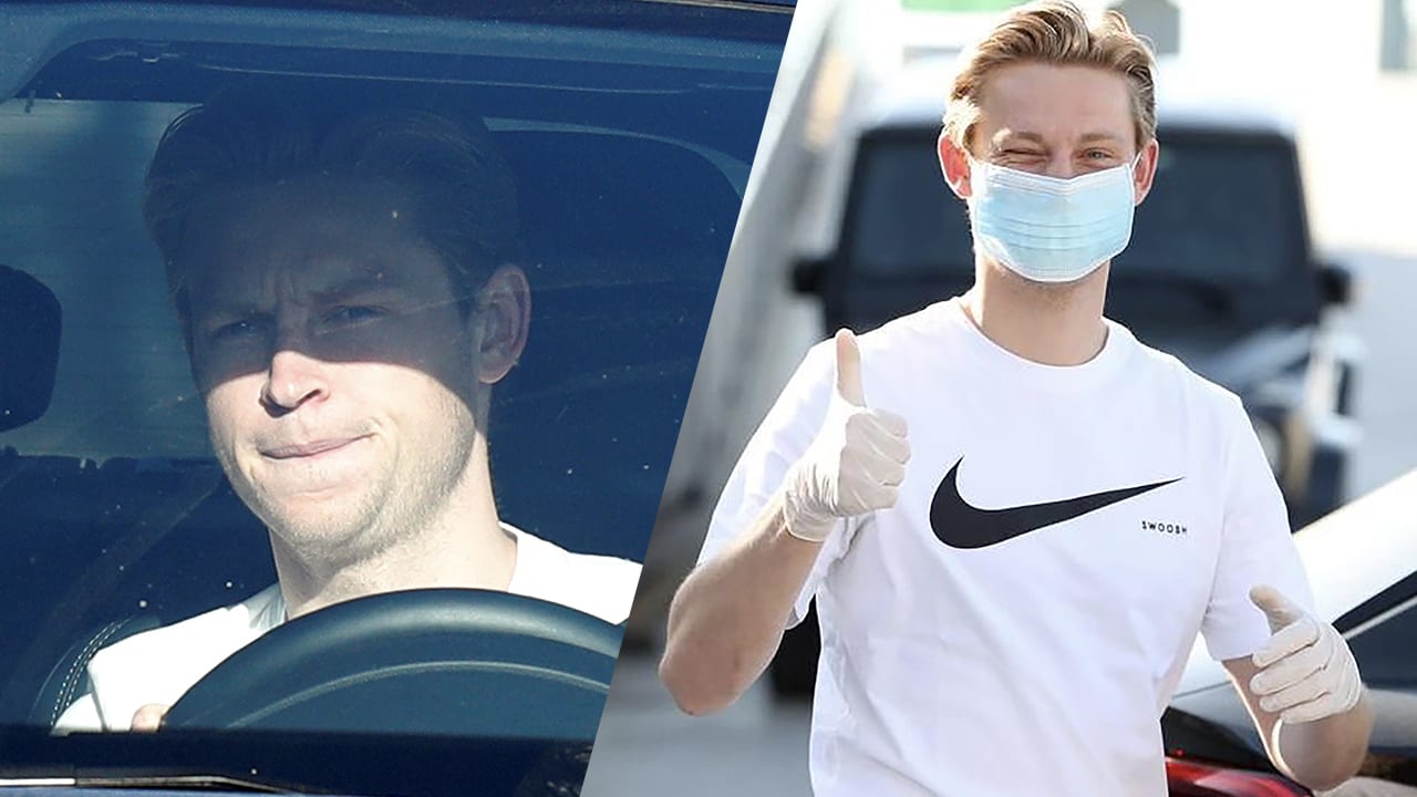 Frenkie de Jong meldt zich met mondkapje en handschoenen voor coronatests