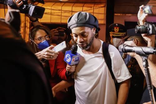 Voetbal-legende Ronaldinho blijft in Paraguay onder huisarrest