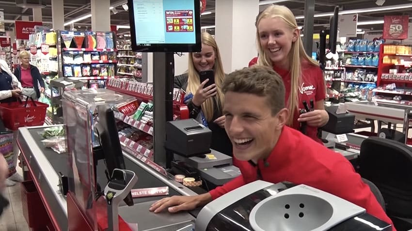 LOL! Guus Til werkt als kassamedewerker in supermarkt 