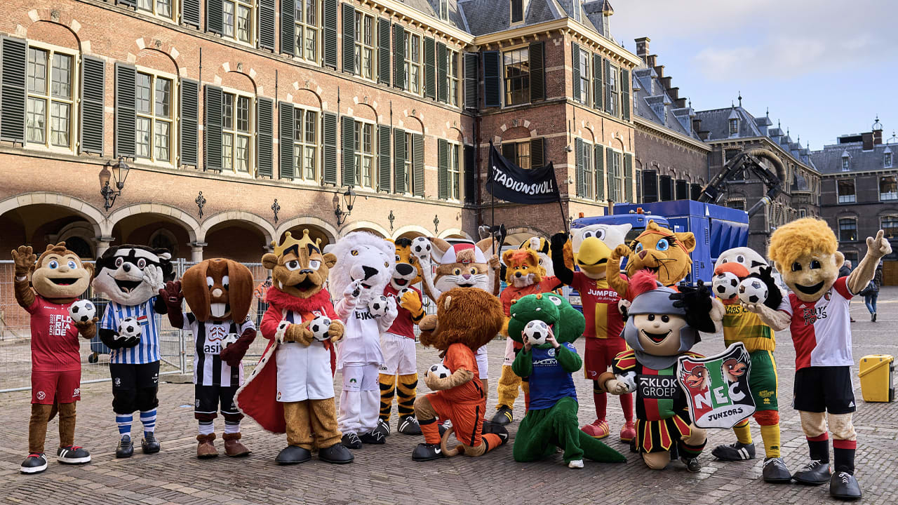 Mascottes voetbalclubs pleiten in Den Haag voor volle stadions