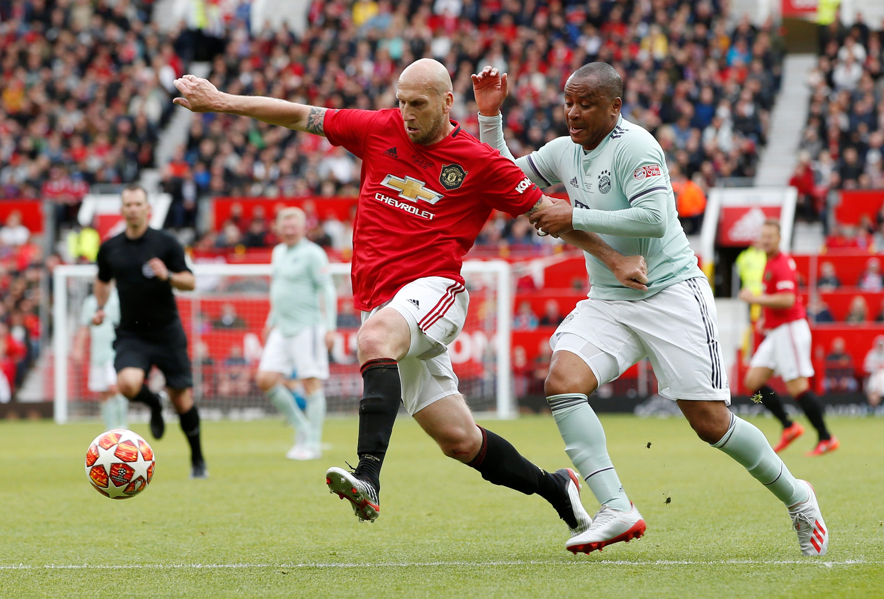 Fantastische beelden: Jaap Stam beukt 3 spelers omver op Old Trafford 