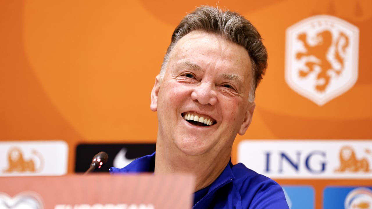 Louis van Gaal mag uit isolatie en leidt training Oranje