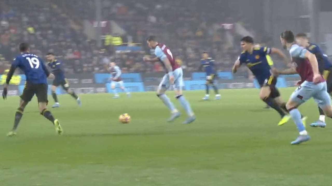 Weghorst laat zich met wonderschone actie meteen gelden bij Burnley 