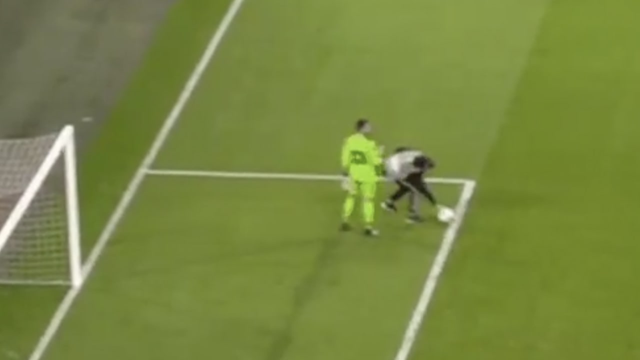Ballenjongen is klaar met tijdrekken en legt bal klaar voor doelman Getafe