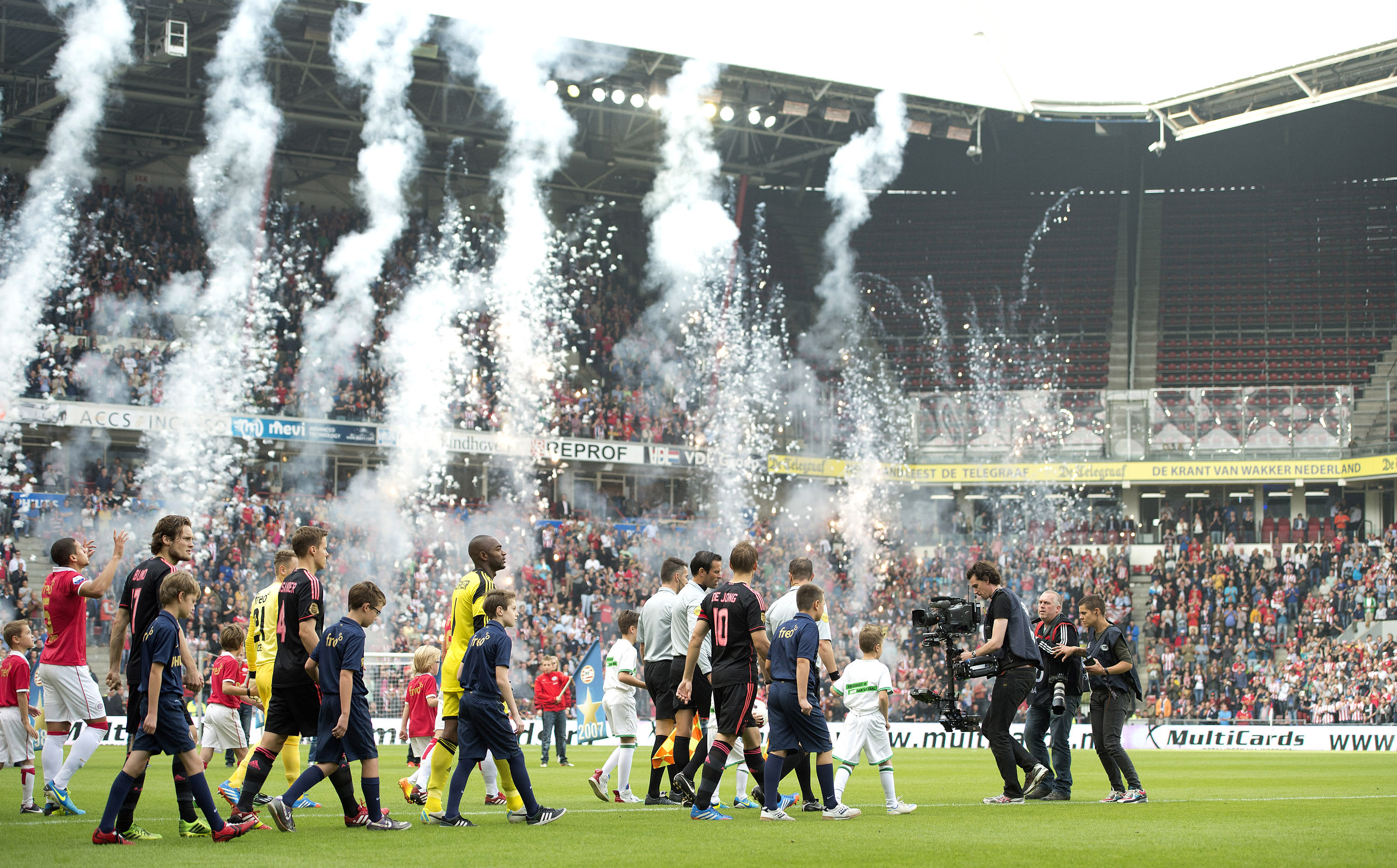 Supporters Ajax, PSV en Feyenoord het 'trouwst' bij uitduels