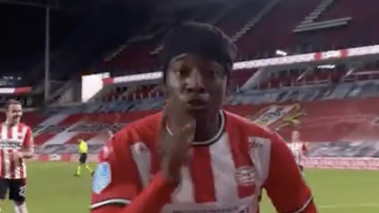 Madueke draagt goal op aan Thijs Slegers: 'Thijs, this one is for you!'