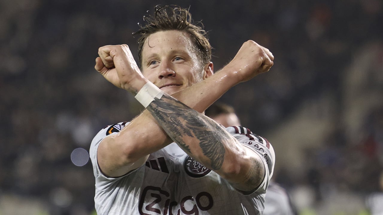 Ajax begint aan Klassieker met Weghorst en Akpom in de basis