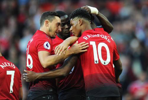 Manchester United start met benauwde zege