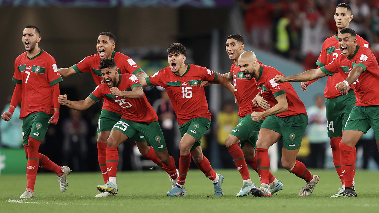 Wat een stunt! Marokko bereikt kwartfinale WK door zege op Spanje via penalty's