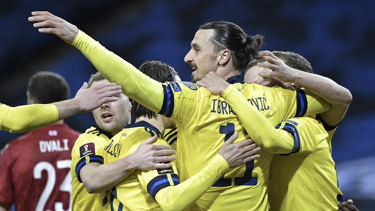 Ibrahimovic voelt zich weer even debutant in Zweeds elftal