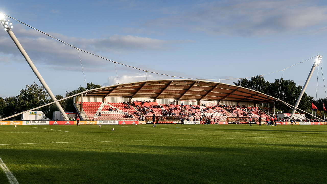 Voetbalmakelaar (ex-jeugdspeler Ajax) liet zijn talenten in illegaal bordeel wonen