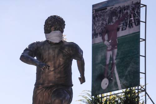 Standbeeld Maradona in Buenos Aires krijgt mondkap