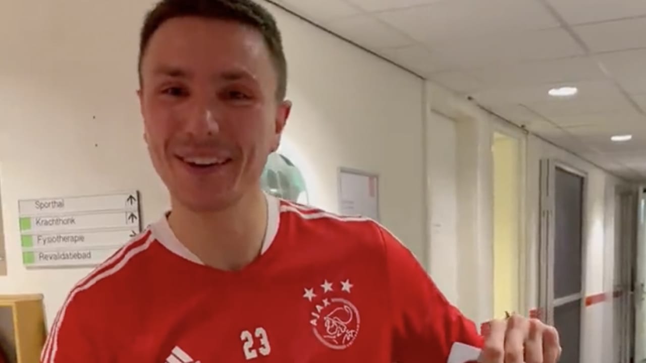 Kersverse vader Berghuis krijgt cadeautje van Ajax: 'Die gaat snel aan!' 