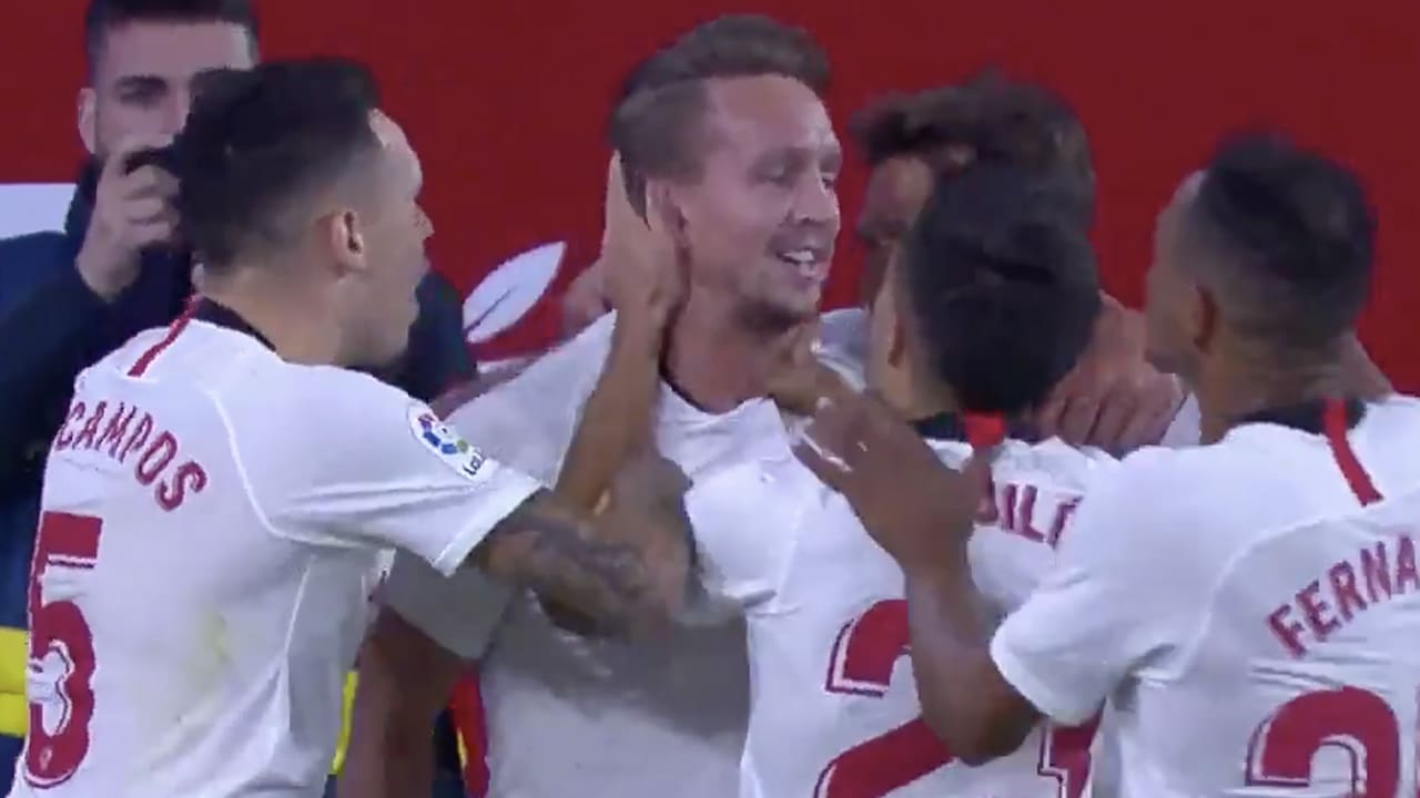 Invaller Luuk de Jong maakt zijn eerste treffer en is als matchwinner held van Sevilla