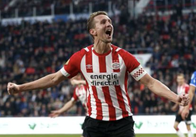 PSV verslaat PEC (4-0) en staat weer bovenaan