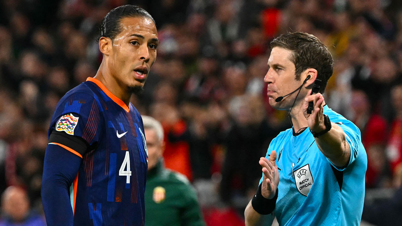 Van Dijk verlaat Oranje na rode kaart tegen Hongarije