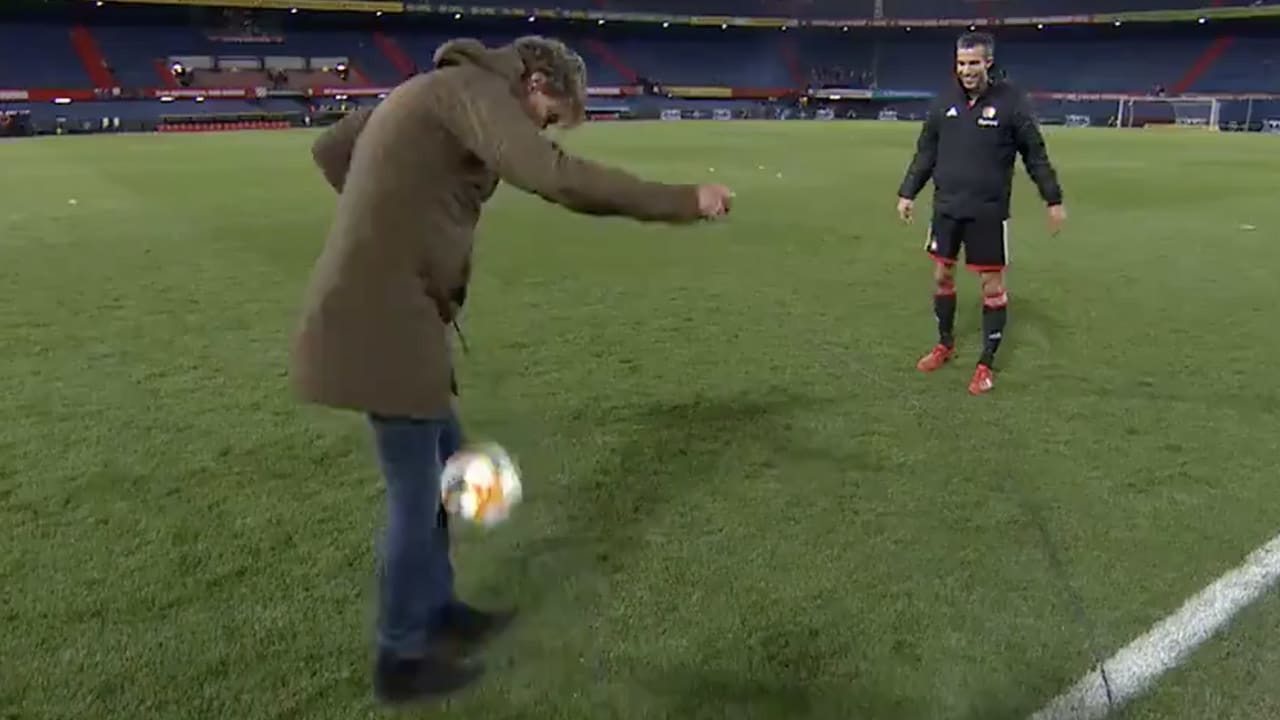 Hansie Hansie showt voetbalskills aan Van Persie 