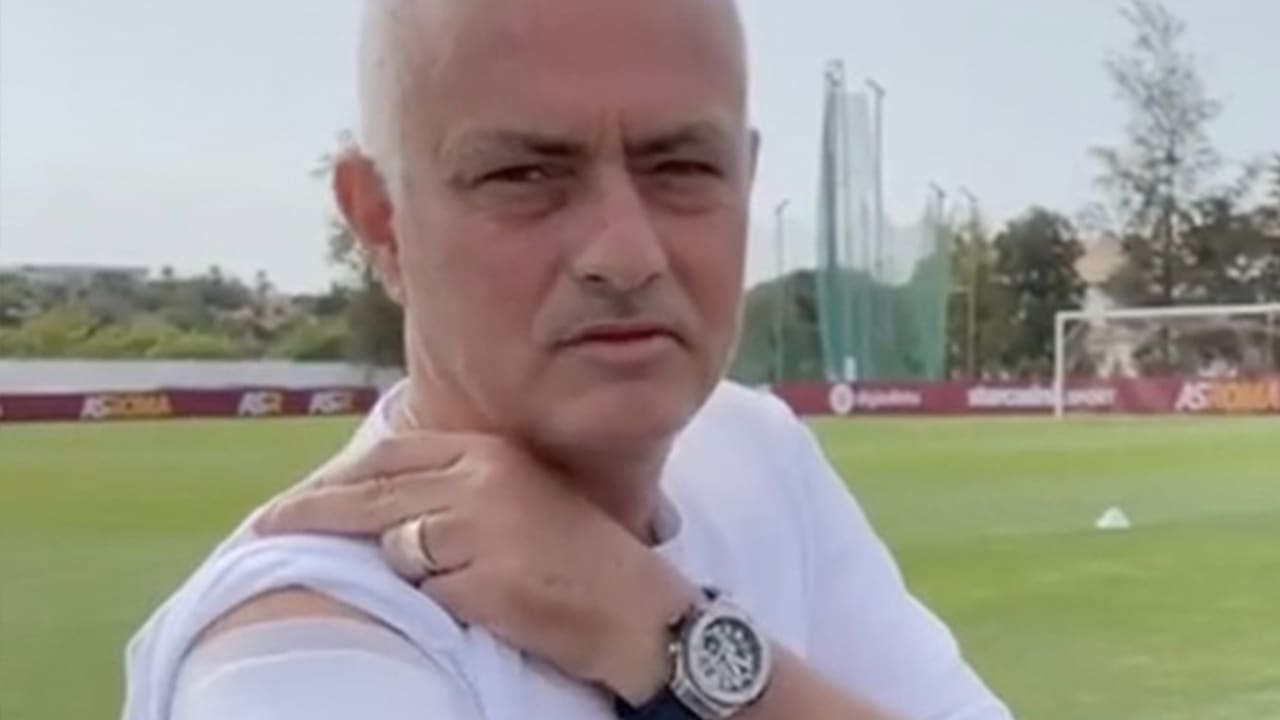 Zien: José Mourinho toont zelfverheerlijkende tatoeage na zege op Feyenoord