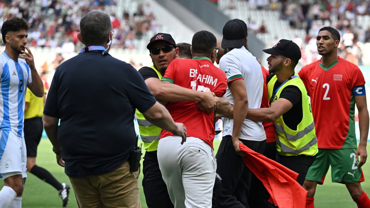 Eerste voetbalduel op Olympische Spelen eindigt in chaos