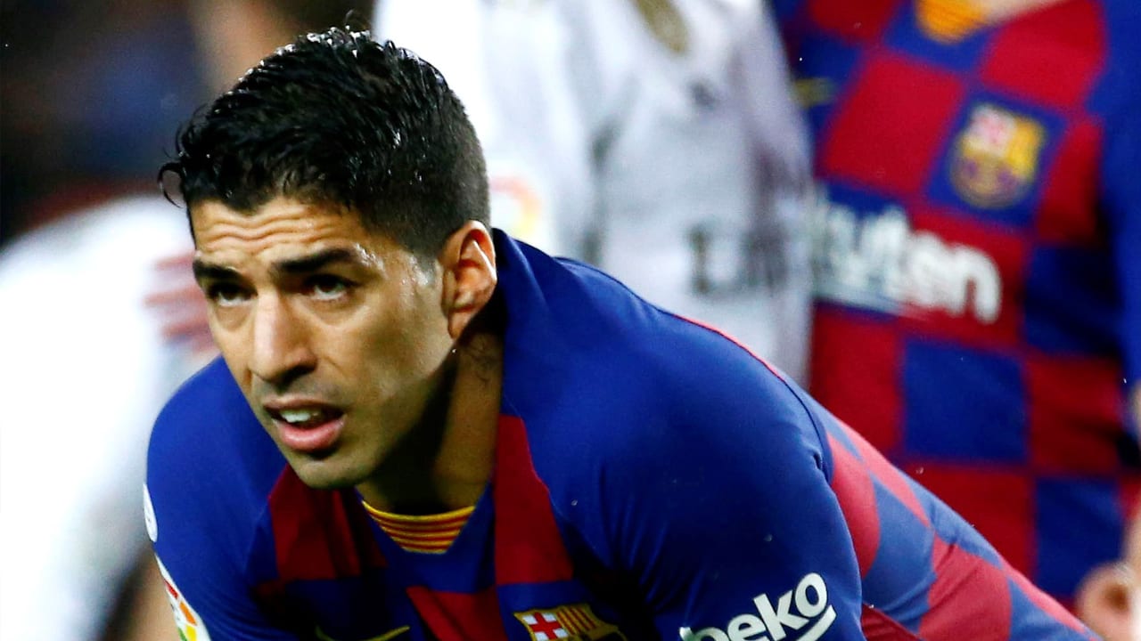 Barcelona-spits Suárez moet operatie ondergaan