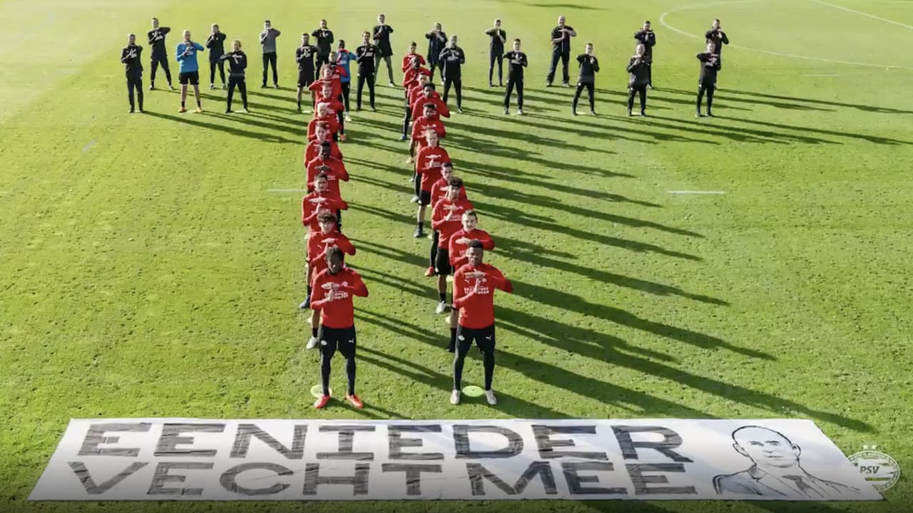 PSV-spelers en stafleden brengen steunbetuiging aan Thijs Slegers