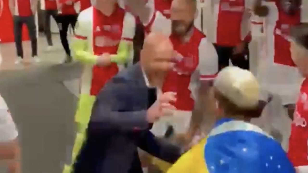 GOUD! Ten Hag wordt uitgedaagd door Ajax-spelers en danst erop los