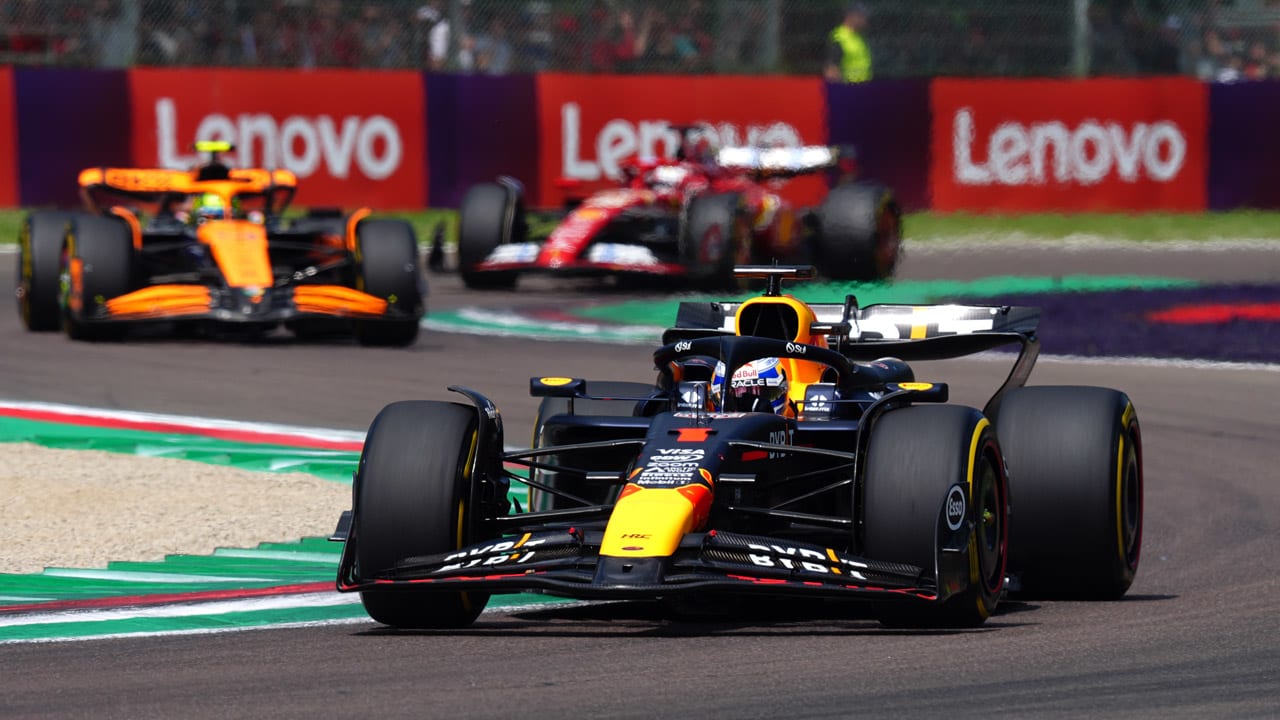 Verstappen houdt Norris van zich af en wint in Imola