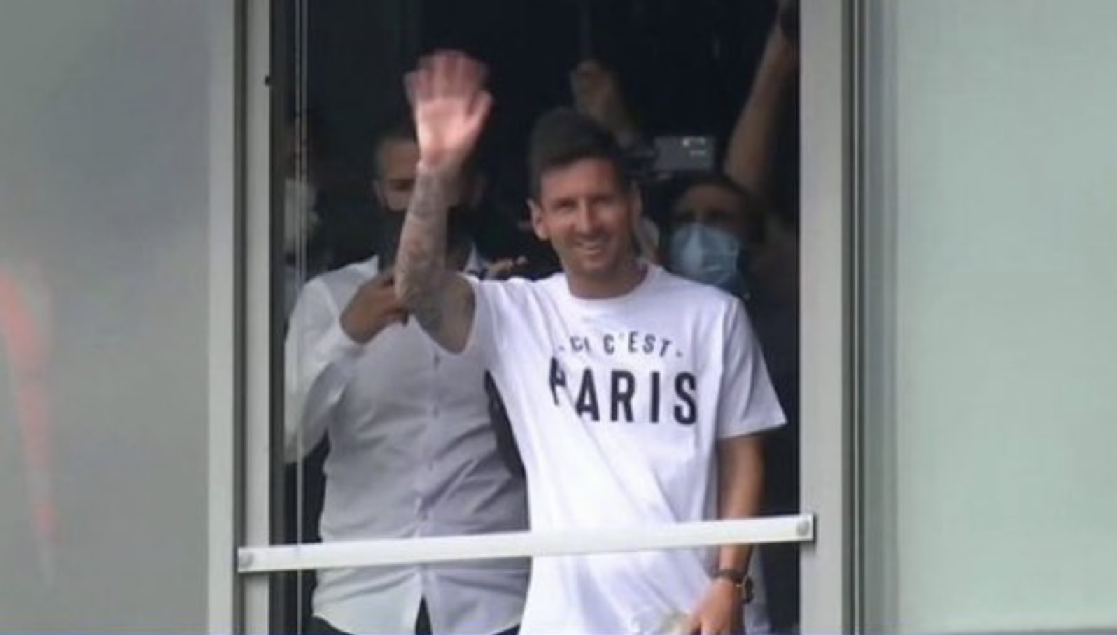 VIDEO: chaos op vliegveld Parijs na aankomst Messi