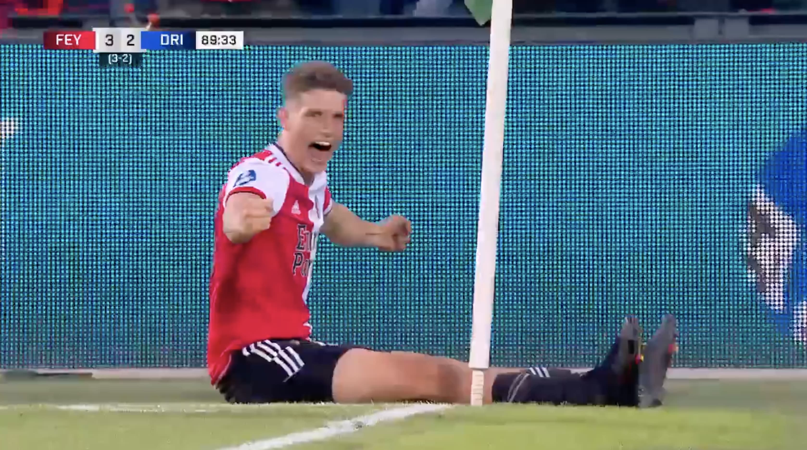 Til maakt hattrick en schiet Feyenoord naar volgende ronde