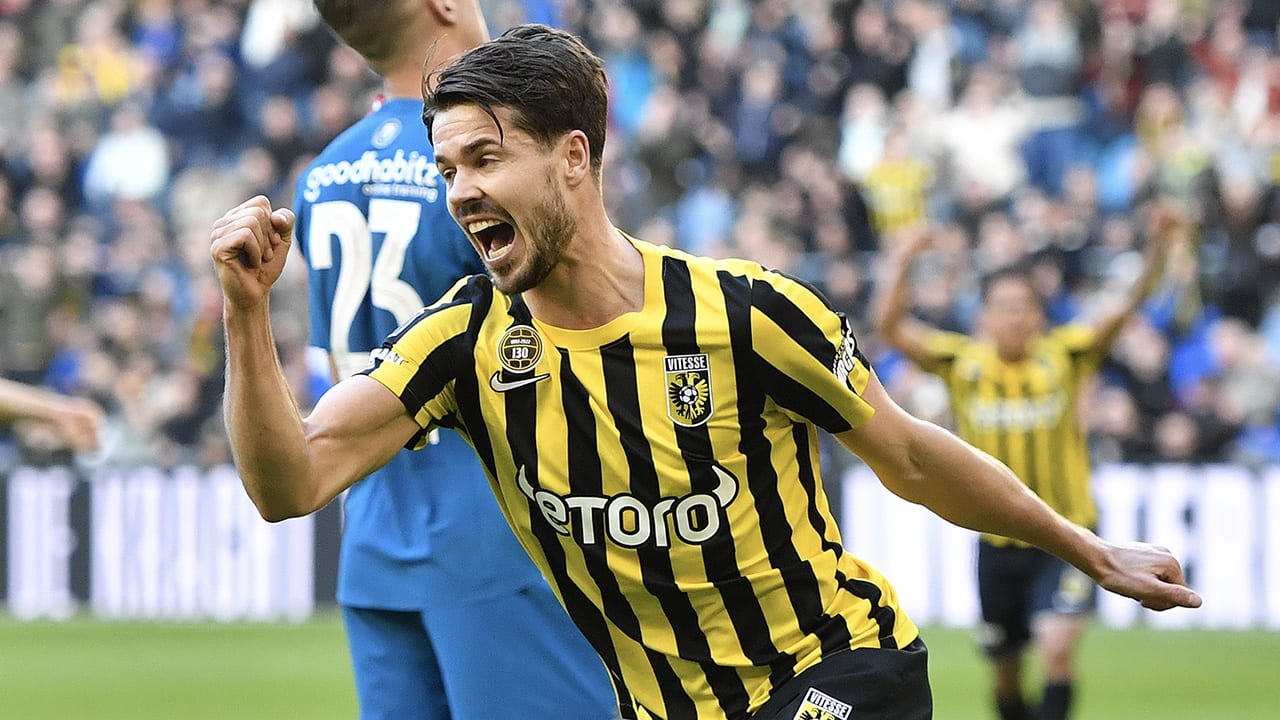 PSV raakt met gelijkspel tegen Vitesse achterop in titelstrijd