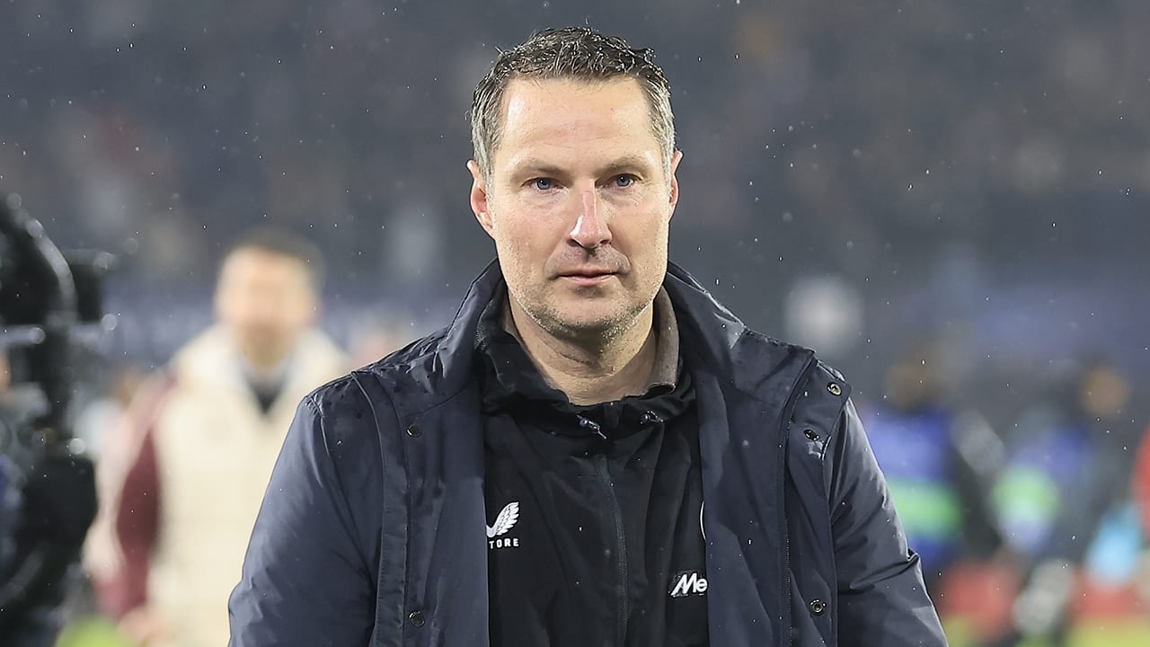 Te Kloese bevestigt: Brian Priske blijft aan als trainer van Feyenoord