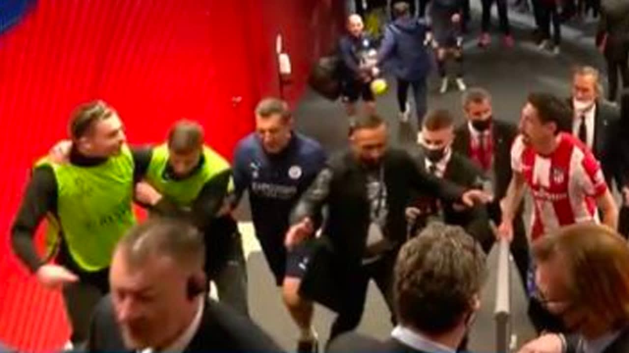 Politie moet ingrijpen bij handgemeen tussen Grealish en Savic in catacomben