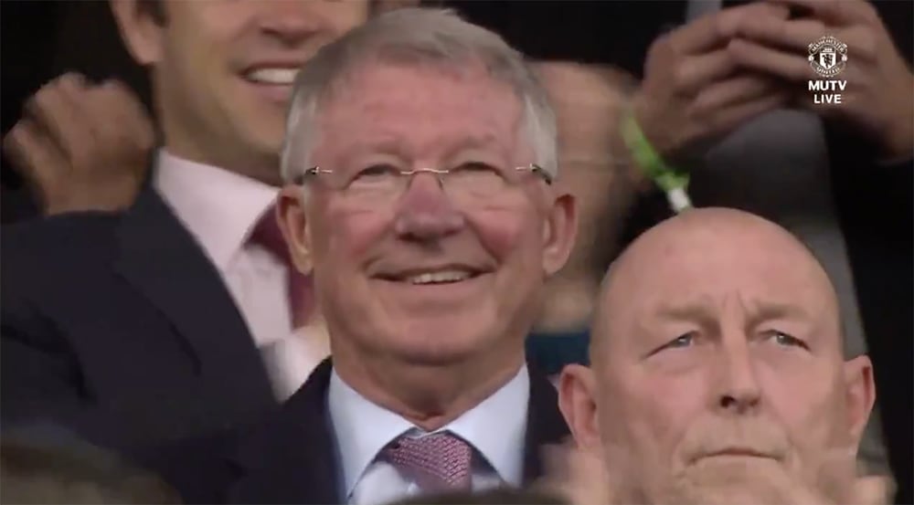 Manchester United-fans geven Sir Alex Ferguson prachtig onthaal 